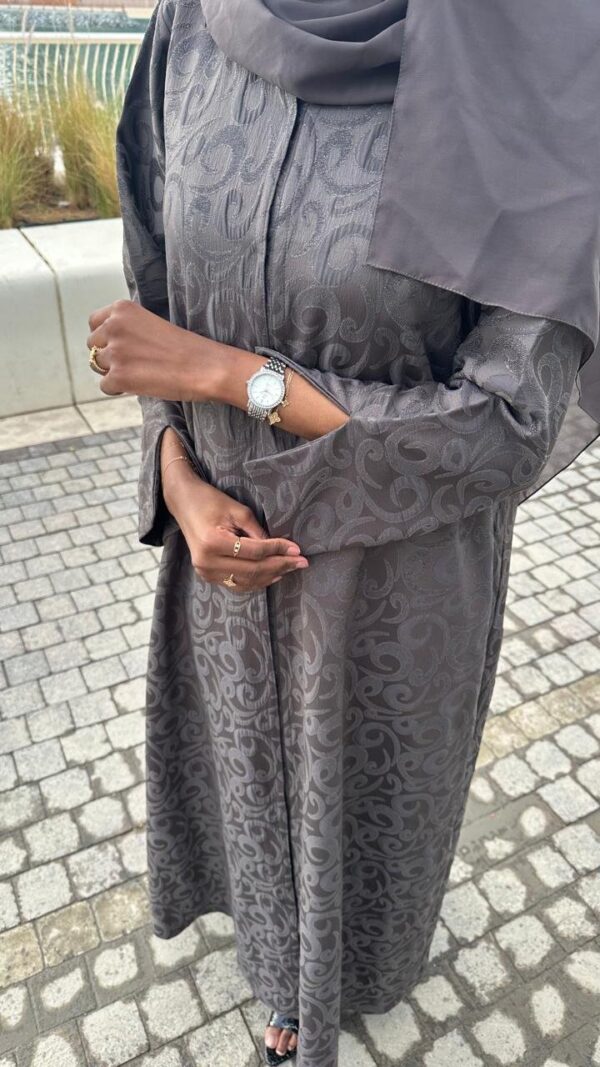 SR016: عباية رَماد