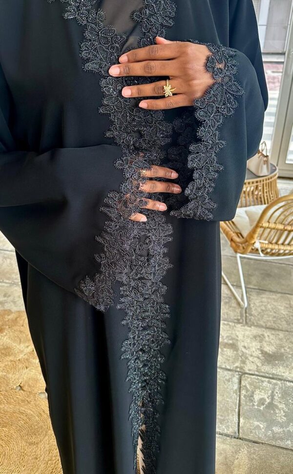 SR019: عباية لِيل